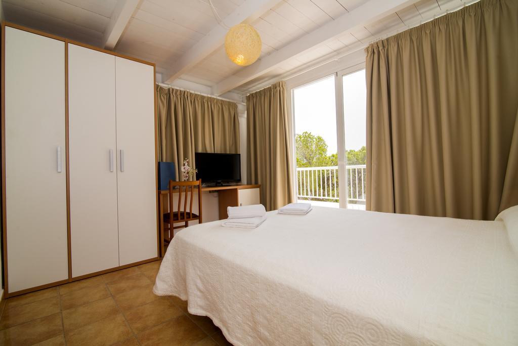 Hostal Cala Boix Es Cana Extérieur photo