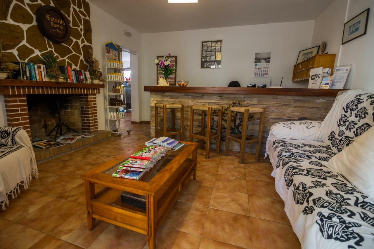 Hostal Cala Boix Es Cana Extérieur photo